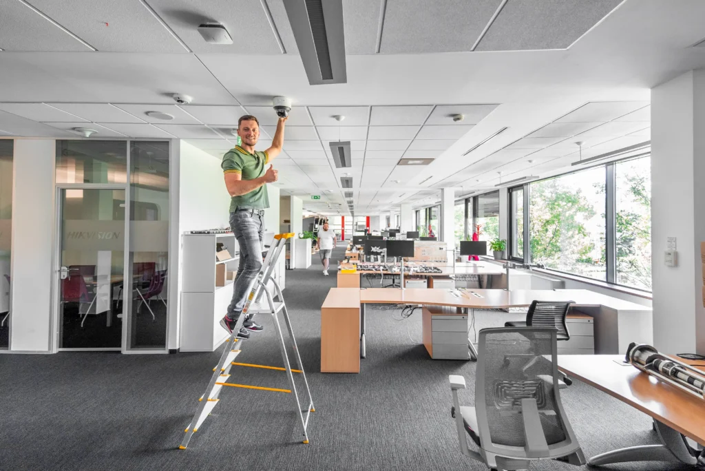 Mennyibe kerül egy kamerarendszer 2026-ban? – Teljes útmutató budapesti ingatlanokra